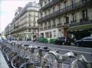 sous la pluie aussi, mais � v�lo, parce que la voiture �a polue... sur l'air de paris au mois d'ao�t de agn�s bihl