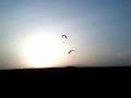 Sergio y Raúl en sus parapentes juegan con el Sol