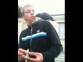 Un oiseau qui fume