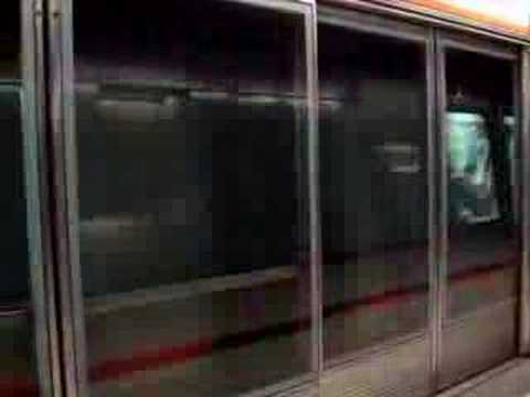 往香港列車進入東涌站