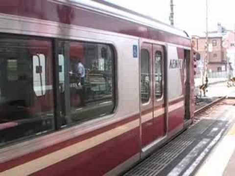 京急新1000形1081編成到着と1500形1619編成発車