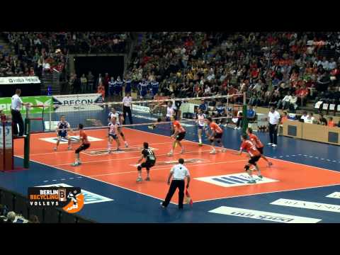 BEST OF FIVE aktuell - Die Entscheidung um die Deutsche Meisterschaft 2013 ist noch nicht gefallen: Vor 8.553 Zuschauern in der Max-Schmeling-Halle setzte sich am Donnerstagabend der stark aufspielend