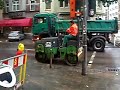Mini-Bagger und Walze beim Straßenbau