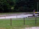 met fiets het water in