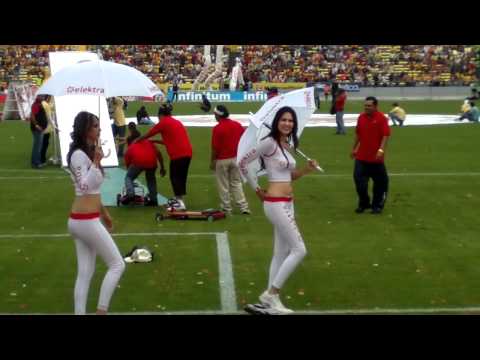 Chicas bailando en el estadio Morelos