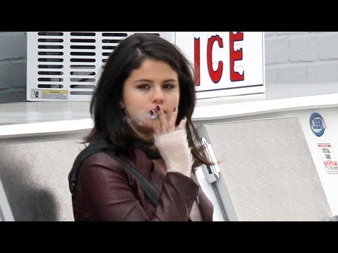 Selena Gomez Smoking On set of new Movie 'The Fundamentals of Caregiving'