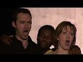 wolfgang amadeus mozart 1756 1791

singspiel in drei aufz�gen, kv 384
libretto van christoph friedrich bretzner

wereldpremi�re 1782
burgtheater, wenen

de opdracht voor een nieuw 'singspiel' was voor mozart een kans om zich los te maken uit het keurslijf van verstarde genreregels en vaste stramienen. de personages zouden mensen worden van vlees en bloed en geen ledenpoppen aan wie zich het noodlot voltrekt; mensen die handelen als vrije individuen en die kampen met conflicten die het gevolg zijn van hun eigen gedrag, kortom: mensen waarmee de zelfbewust geworden burgerij van de verlichting zich kon identificeren. het lijdt geen twijfel dat mozart met deze opera ook een soort moreel appel heeft willen doen. het feit dat met bassa selim een vertegenwoordiger van een heel andere cultuur, die door velen als primitief en barbaars werd beschouwd, zich in moreel opzicht superieur betoont, kan worden opgevat als een oproep tot meer menselijkheid

de nederlandse opera 
www.dno.nl

muzikale leiding
constantinos carydis
regie
johan simons
decor
bert neumann
kostuums
nina von mechow
licht
lothar baumgarte
dramaturgie
koen tachelet
klaus bertisch
konstanze
laura aikin
belmonte
edgaras montvidas
osmin
kurt rydl
blonde
mojca erdmann
pedrillo
michael smallwood
bassa selim
steven van watermeulen
 
orkest
nederlands kamerorkest
koor
koor van de nederlandse opera
instudering
brian fieldhouse