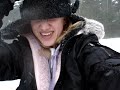 Fabi- indo escorregar na montanha de neve