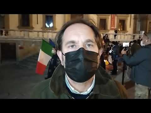 #BastaCoprifuoco: Gabriele Veneri al flash mob di Fratelli d'Italia in Piazza Grande