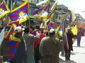 Plusieurs milliers de Tibétains et Ladakhis manifestent dans les rues de Leh le jour du passage de la flamme olympique en Inde...