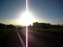 motocicleta con luces mañana de día soleado 