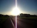 motocicleta con luces mañana de día soleado 