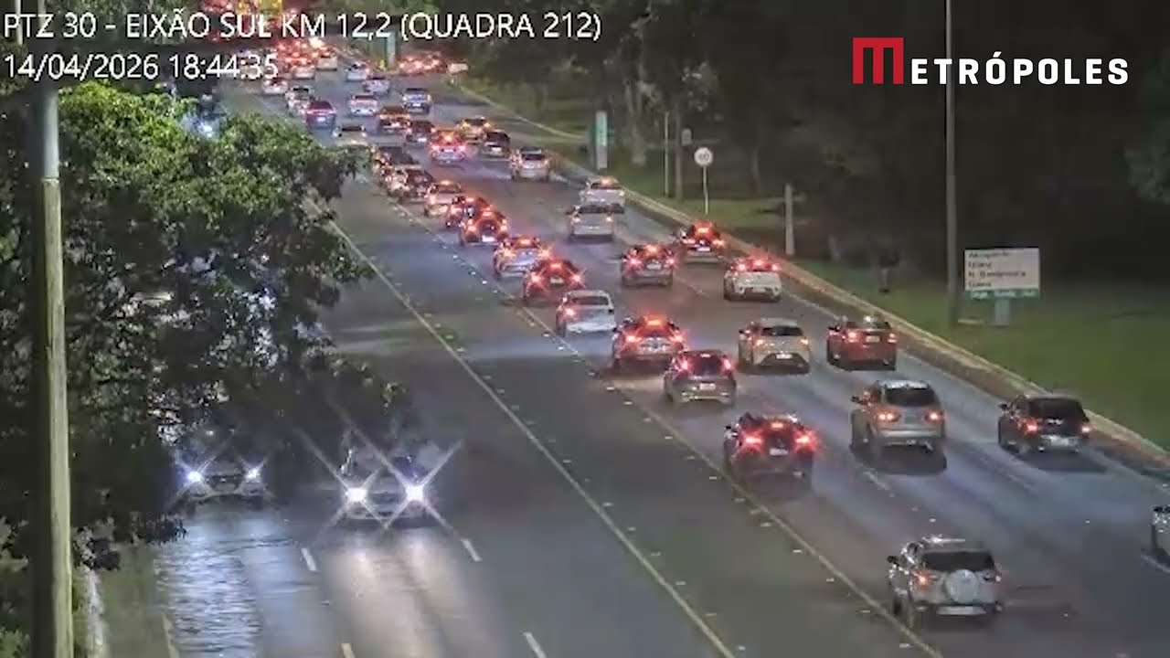 Colisão frontal envolvendo carros no centro de Brasília choca moradores