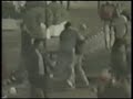 Hooligan geeft kopstoot!