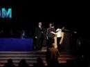 entrega de diploma a la nueva licenciada en relaciones publicas
