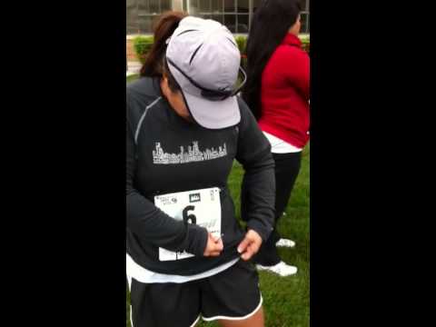how to fasten a running bib