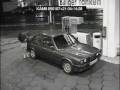videos de Woman attempts to refuel car