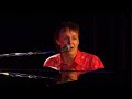 Paul McCartney - Live and Let Die Live Glastonbury Music Festival 2004 The Band: Paul McCartney -Bass/Guitars/Piano/Vocals Brian Ray - Guitars/Bass/Vocals Rusty Anderson - Guitars/Vocals Abe Laboriel Jr. - Drums/Vocals Wix Wickens - Keyboards/Vocals