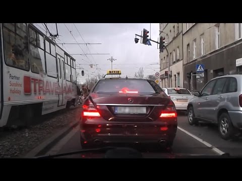 E o vento era tanto que até o semáforo virou...