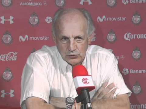 H&eacute;ctor Hugo con los diblos rojos del Toluca 