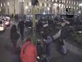 Poliziotto colpisce una donna inerme Poliziotto colpisce una donna inerme
