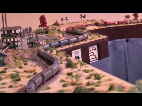 Zscale - 4 SD40-2 der CSX und NS fahren über die Rock Forest Line mit 50 Cylindrical Hoppers 4 The CSX and NS SD40-2 travel via the rock forest line with 50 cylindric...
