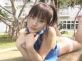ハイレグ水着ショットやタンクトップ姿で横たわる