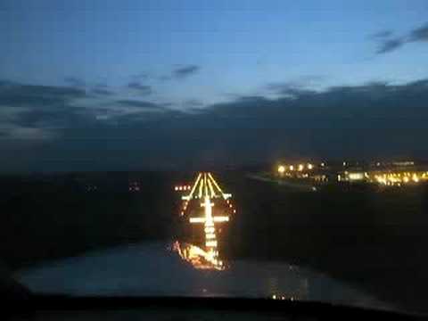 Piper 28 Anflug in Bremen bei Nacht