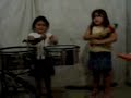 melani y martina haciendo un mini show