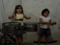 melani y martina haciendo un mini show