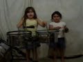 melani y martina haciendo un mini show
