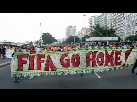 Adolf Hitler demonstriert an der Copacabana gegen die WM