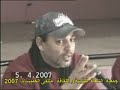 لقاء مفتوح مع فرقة نون للمسرحكريم لفحل الشرقاويعبد الله ديدانالعالية الركابالزهراوي....ان ما سيسم العلاقة بين الرجل والمرأة, منذ البدء, هو انعدام الحوار, و عدم الإعتراف بالآخر, الند والنظير,الا لماما و عبر وسيط للتشيئ (الدميتان), حيث يتحول الرجل الى ملاعب للدمى يعبر من خلالها عن مكنوناته.ولن يحتاج المتلقي الى كبير جهد أو وقت, ليستبين أنه ازاء شخصيتين سيكوباتيتين يغذيان نفسية مشروخة و ينوشان دفقات ذاكرة مأزومة بالإدمان (الخمرة او الحبوب المهدئة).فالمرأة تستفيق لتجد نفسها في قبضة رجل جلاد, والرجل يتلذذ بملاعبة المراة الفريسة..هي لعبة قط و فأر, قط سادي الى أبعد الحدود و فأر يلعب على تماوجات لحظية و يجرب شتى أشكال آليات الدفاع للحفاظ على بقائه, من بكاء و استدرار عطف و تزلف و عنف لفظي كاسح, يتطور في آخر العرض, الى عنف فعلي , بحيث تصبح الضحية جلادا , و الجلاد ضحية , في انقلاب للأدوار يشي بأن الوحش كامن في كل منا , لا ينتظر الا الفرصة للانقضاض