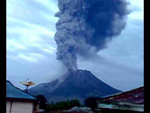 Pobladores de Indonesia muestran la fuerte erupción del volcán Sinabung