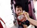 Mariajosé comiendo compota