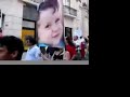 Discurso de José Pinto-Coelho Portugueses.Hoje é o Dia de Portugal! O dia em que celebramos a nossa Nação. A sua História e Origens, o seu Presente e o seu Futuro.É uma festa grande para os Nacionalistas!Teremos razões para celebrar o Dia de Portugal quando o panorama nacional é desolador? Quando vemos com tristeza que a nossa Pátria mais se parece a uma mãe que não dá de comer aos seus filhos?A resposta é sim! Sempre sim!Celebramos a nossa Pátria porque a amamos. Sempre!Seja ela grande ou pequena; desenvolvida ou atrasada; próspera ou moribunda. Não amamos a Pátria por ser melhor que as outras. Amamo-la porque ela é nossa! Isso basta!Mas, sem dúvida, a celebração do Dia de Portugal neste ano de 2008, está necessariamente ensombrada pela profunda preocupação que nos causa o avançado estado de degradação nacional e a falta de perspectivas futuras e está também fortemente ligada ao carácter grave e obrigatório da urgência que sentimos em lutar por Portugal.Olhamos à nossa volta e o panorama é desolador e alarmante:- desemprego nos 8% e emprego refém e precário;- endividamento sufocante das famílias;- 2 milhões de pobres, ou seja um quinto da polulação;- carestia de vida observável sobretudo no aumento dos preços dos alimentos e combustíveis;- fosso crescente entre ricos e pobres;- criminalidade galopante e violenta;- desertificação do interior e encerramento de diversos serviços que gera maiores dificuldades e acelera essa mesma desertificação;- perda gradual da independência e soberania. Basta pensarmos no famigerado tratado de Lisboa e no modo sórdido com que este foi aprovado;- baixa de natalidade e imigração desregrada.- submissão cultural e humilhação bem exemplificadas pelo chamado 