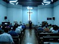 IECLB:IGREJA EV. DE CONFISSÃO LUTERANACulto de Instalação da Pastora Betina - Rua Men de Sá, 168 Centro.Hino 165 - Há sinais de paz e de graçaH.G.Naumann1.Há sinais de paz e de graça / neste mundo que ainda é de Deus,Em meios aos poderes das trevas / manifestam-se as forças dos céus.2.A terra, a mover-se no espaço / o sol, a brilhar com fulgor,O arco, estendido nas nuvens / são sinais de que Deus é Senhor.3.O sinal mais claro e luzente / foi erguido por Cristo Jesus:Por amor ao mundo perdido / deu a própria vida na cruz.4.Cidade construída no monte / oculta não pode ficar.A luz por Cristo acendida / deverá luzir e brilhar.5.Palavra que diz liberdade / anúncio de paz e perdão,Abraço que aceita e sustenta / são luzes na escuridão.6.Pois ninguém, maldizendo as trevas / vencerá o reino infernal.Só a luz que Deus foi acesa / há de triunfar sobre o mal.7.Ó povo de Cristo na terra: / Não escondas a luz do Senhor!Em todo o teu ser transpareça / o bendito sinal do amor!Lindolfo Weingärtner