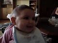 طفلة تظحك فد ظحك