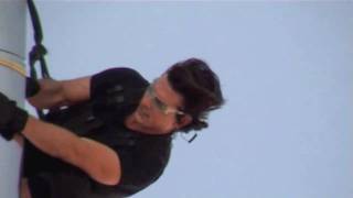 ทอม ครูซ (Tom Cruise) กำลังปีนตึก Burj Khalifa (ตึกที่สูงที่สุดในโลก)