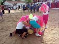 Desfile de peñas, en las fiestas en honor a San Cayetano 2.007 de Tresjuncos (Cuenca). Ahora todos bailan juntos y se entrega el premio de un jugoso jamón.