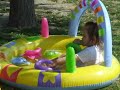 Manon dans la piscine