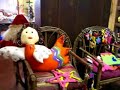 デザイナーはこの会社のオーナーでエミリーという女性。マニラ市内から１時間程郊外へ 行った閑静な住宅にある小さな工場で製作されています。ヨーロッパをこよなく愛し、い まやオーナー自身の名前がブランドとなっているエミリードール。一部日本での販売も始 まっています。贅沢な感性を十分に活かし世の中に楽しく幸せな感覚をもたらしてくれる 事でしょう。これからの展開が楽しみです！