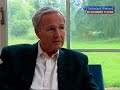 De Huiskamer TV Show is dit keer voor het laatst. Op de valreep nog een memorabele show: thuis bij Jan Terlouw (75). Natuurkundige, ex-politicus, maar vooral succesvol schrijver van jeugdboeken. Wie heeft zijn boeken niet gelezen? Met zijn fantasievolle, jeugdige geest leverde hij zojuist opnieuw een juweel van een boek af: 'Zoektocht in Katoren'. Thuis, op zijn landgoed in Twello, laat Terlouw zich door Eric interviewen. En niets blijft onbesproken. Terlouw, na afloop: "Zendt dit maar uit als ik overleden ben". Zaterdag vanaf 17.20 uur, daarna elk uur herhaald.