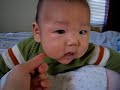 Boppyでうつ伏せエクササイズ。おなら連発で超ご機嫌。