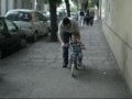Lucas andando en su bici por primera vez