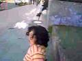La edel cantando en la plaza