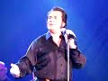 Engelbert sings \"Totally Amazing\"