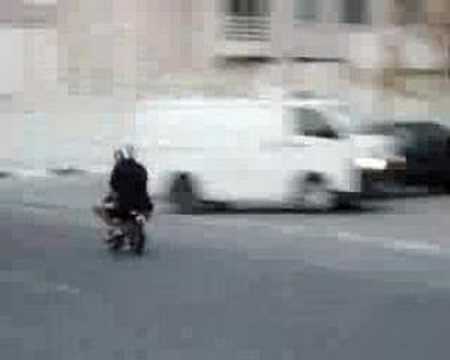 It has a fuel capacity of 4.25L it uses a purified diesel or Jet A-1 (preffered) mix with turbine oil , and using a servo tester to throttle the engine It has a fuel capacity of 4.25L it uses a purified diesel or Jet A-1 (preffered) mix with turbine oil , and using a servo tester to throttle the engine