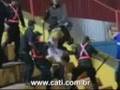 Policial dá chute em torcedora no Mato Grosso.