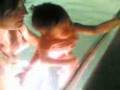 videos de Alfie in piscina con la mamma (19 mesi)